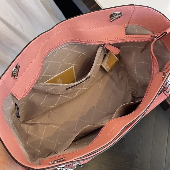 MICHAEL KORS
Jet Set Large X Chain Saffiano Leather Shoulder Tote HandBag
NWT - Picture 13 of 16